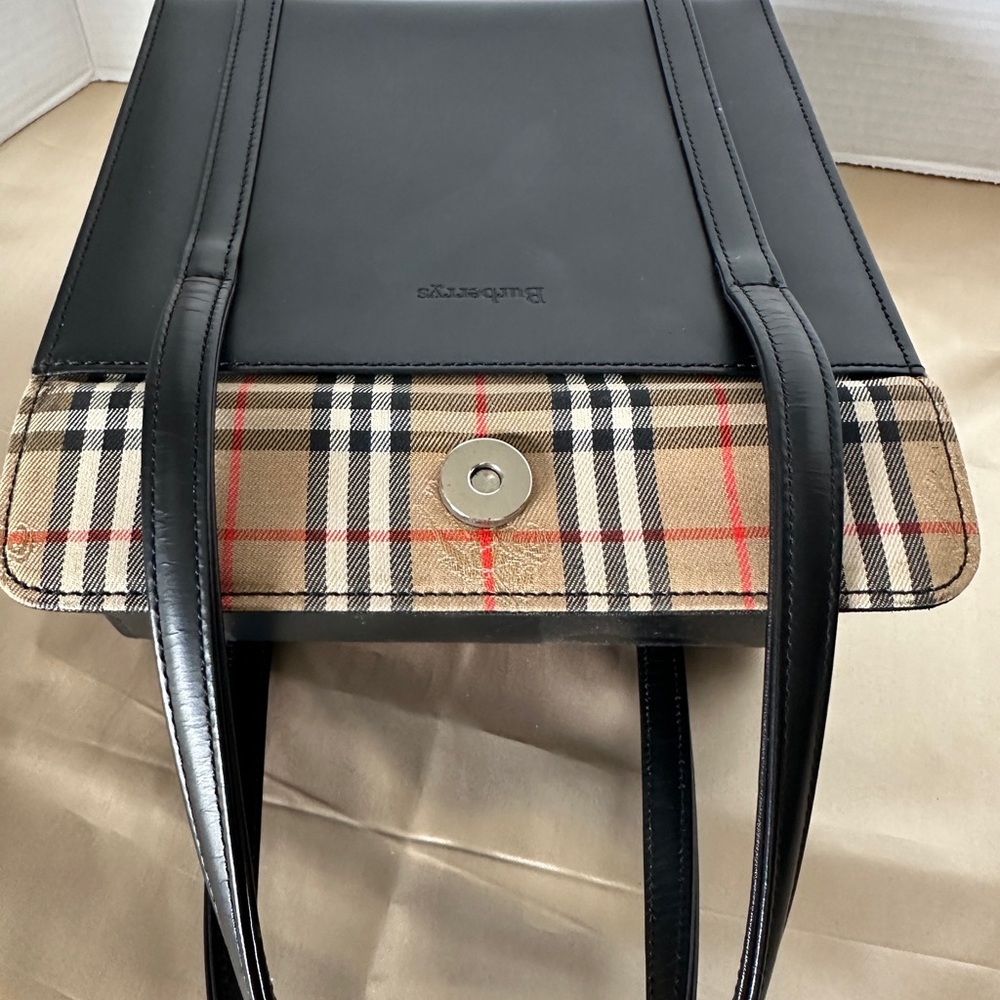 RARE AUTHENTIC/BURBERRY NOVA CHECK LEATHER HANDBAG BY SANYO SHOKAI. - Picture 11 of 17